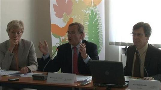 Selon Emmanuel Hyest, président de la Fnsafer (au centre), c'est, depuis 2007, le pari sur des besoins croissants
