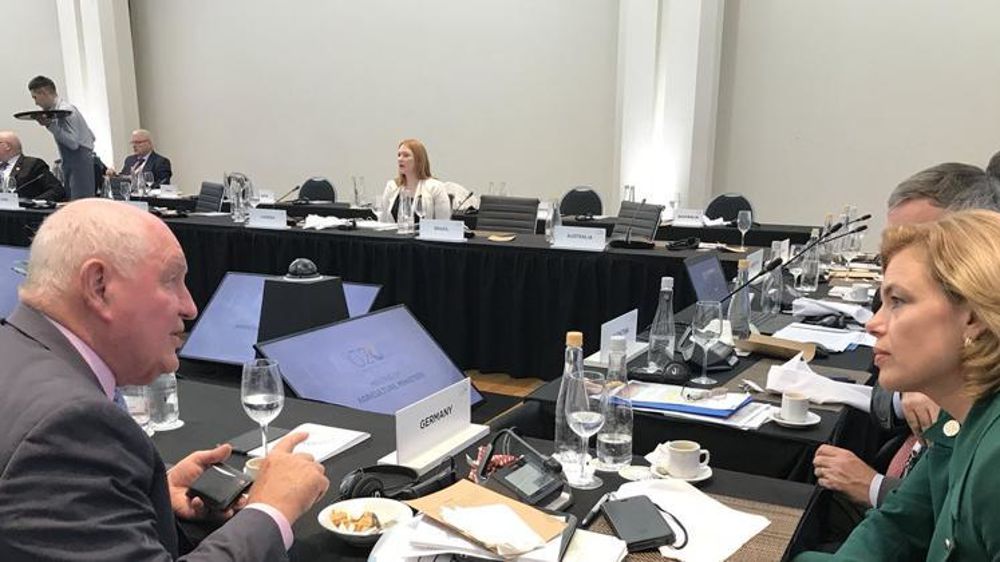Le secrétaire américain à l’Agriculture, Sonny Perdue (à gauche) discutant avec la ministre allemande de l’Agriculture, Julia Klöckner, lors du G20 en Argentine le 28 juillet 2018. © Twitter/Sonny Perdue