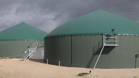 Les récentes annonces d’évolutions tarifaires et réglementaires assombrissent l’avenir du biométhane d’origine agricole, en épargnant les projets d’envergure industrielle. L’AAMF dénonce la mort programmée de la filière et défend les installations à taille humaine. Elle demande du respect et souhaite avoir voix au chapitre et propose des mesures pour éviter l’effondrement brutal d’une filière vertueuse en plein développement. © G. Baron