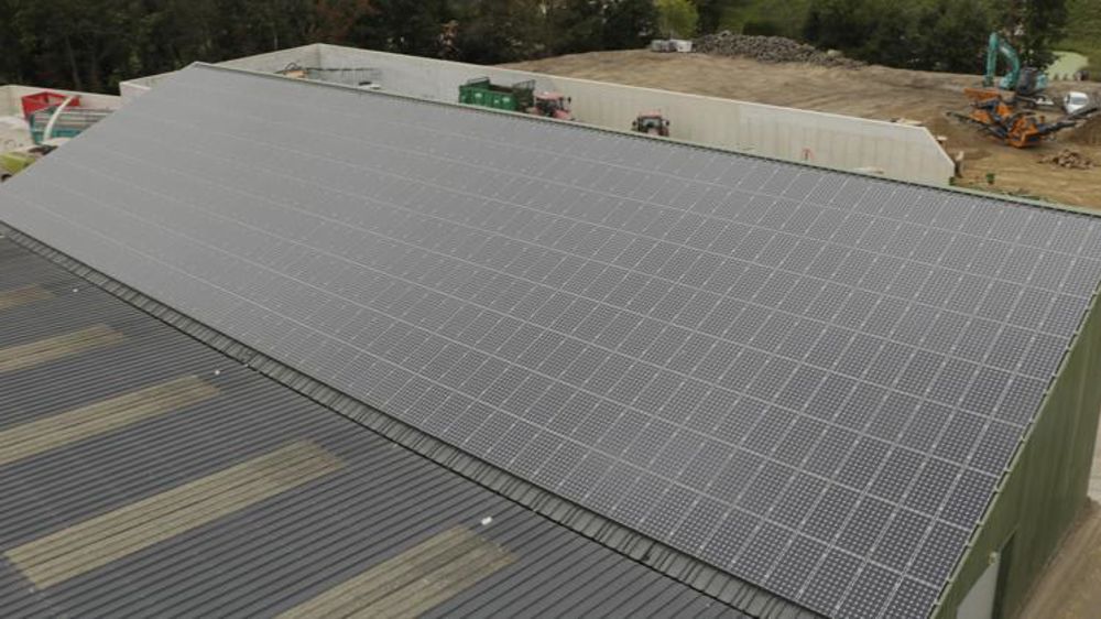 Moins de 800 contrats seront concernés par les renégociations. Moins de dix fermes sont concernées et leurs contrats seront étudiés au cas par cas. Le gouvernement se veut rassurant et annonce vouloir « rectifier une anomalie qui accorde une surrentabilité à certaines installations, au frais du contribuable ». La filière du photovoltaïque dénonce une mesure « incompréhensible et inacceptable ». © G. Baron