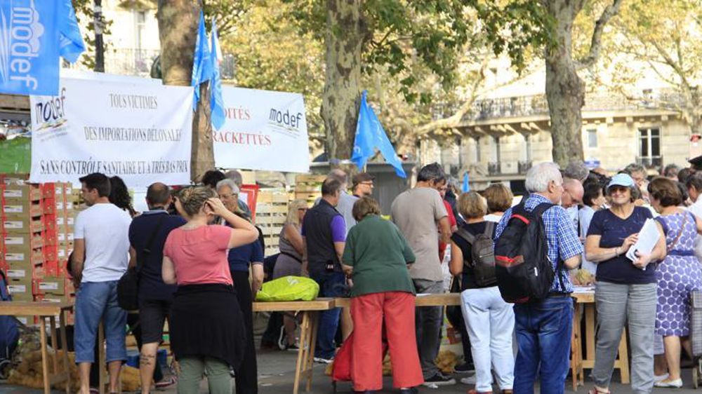 Place de la Bastille à Paris, le 22 août 2018, le Modef appelle de consommateur à privilégier les productions françaises, avec sa traditionnelle vente de fruits et légumes « au juste prix ». © M. Salset/GFA