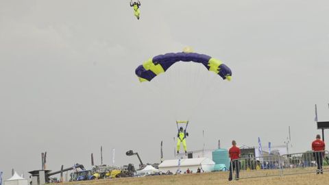 « Il faut sauter le pas avec la CR », clament les parachutistes. © C. Faimali/GFA