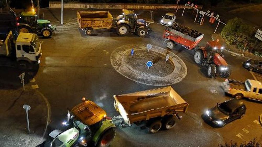 Cortège de tracteurs en route vers la préfecture devant la préfecture de Montauban. © DR