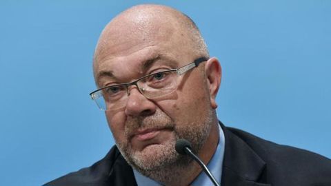 Stéphane Travert a réuni les représentants de la filière porcine et des chasseurs le 2 octobre 2018, pour annoncer un renforcement des mesures de prévention contre la peste porcine africaine. Stéphane Travert a réuni les représentants de la filière porcine et des chasseurs le 2 octobre 2018, pour annoncer un renforcement des mesures de prévention contre la peste porcine africaine.