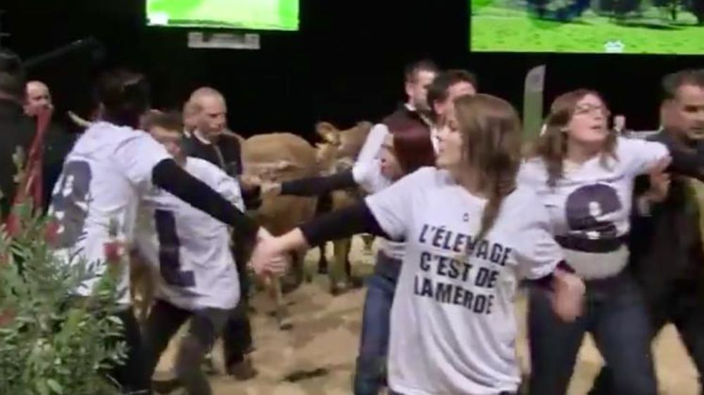 Une dizaine d’activistes de l’association « Boucherie abolition » ont été évacués et raccompagnés vers la sortie par les forces de l’ordre. (Image issue d’un tweet de l’association). © Twitter