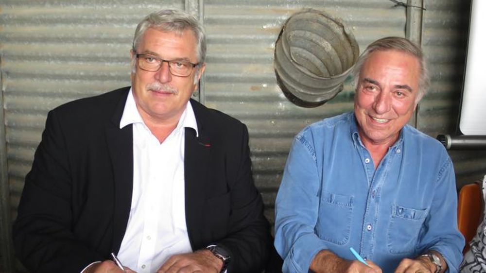 Pascal Ferey, le vice-président de l’APCA (à gauche), et Allain Bougrain-Dubourg, le président de la LPO, ont signé la convention nationale « Des terres et des ailes » le 12 octobre 2018 dans le Loir-et-Cher. © C. Fricotté/GFA