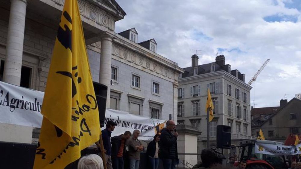 La Confédération paysanne manifestait le 5 novembre 2018 devant le tribunal de Pau en soutien à une éleveuse de canards qui a refusé l’abattage préventif de ces animaux lors de l’épidémie de grippe aviaire. © Twitter/Confédération paysanne