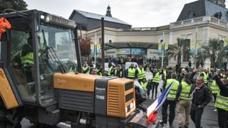 Le 18 novembre, des gilets jaunes ont manifesté à Pau devant le palais Beaumont. © Quentin Top/Sud Ouest/MaxPPP Le 18 novembre, des gilets jaunes ont manifesté à Pau devant le palais Beaumont. © Quentin Top/Sud Ouest/MaxPPP