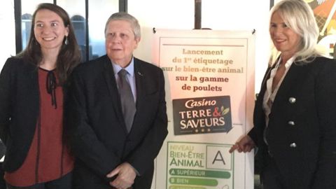 De gauche à droite : Amélie Legrand, du CIWF, Jean-Pierre Kieffer, président d’OABA, et Tina Schuler, DG de Casino France. Il manque sur cette photo le quatrième membre à l’origine du projet d’étiquetage, Louis Schweitzer, de la Fondation Droit animal. © S. Bergot/GFA