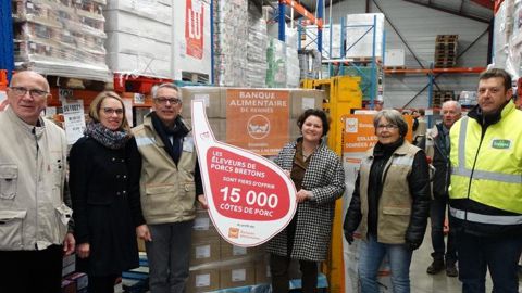 Le mardi 18 décembre 2018 à Pacé (Ille-et-Vilaine), les éleveurs de porcs bretons ont offert 15 000 côtes de porc aux Banques alimentaires de Bretagne. © CRP Bretagne