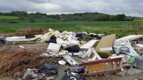Dépôts de déchets sur une parcelle agricole dans le Vexin à Avernes (Val-d’Oise). © Cédric Faimali/GFA Dépôts de déchets sur une parcelle agricole dans le Vexin à Avernes (Val-d’Oise). © Cédric Faimali/GFA