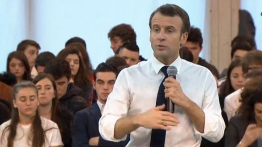 Emmanuel Macron répondant aux questions de jeunes Français lors d’une réunion dans la Saône-et-Loire ce 7 février 2019. © France 3