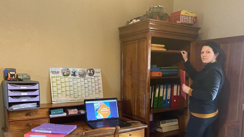 « Nous avons un bureau pour les papiers administratifs à la maison et un autre sur l’exploitation pour les documents techniques », indique Angélique Heuzé. © I. Lejas