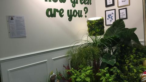 How green are you ? A quel point êtes-vous vert ? Telle est la question posée au Salon du végétal par Inès Lamour sur l’Espace merchandising, où elle a remporté le premier prix. ©François Arnould