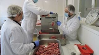 Les essais de hachage d'agneau conduits à échelle expérimentale vont se poursuivre chez les industriels. Les essais de hachage d'agneau conduits à échelle expérimentale vont se poursuivre chez les industriels.