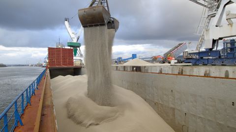 Le Programme alimentaire mondial estime avoir établi un modèle efficace pour exporter de l'engrais russe. Le Programme alimentaire mondial estime avoir établi un modèle efficace pour exporter de l'engrais russe.