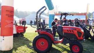 Le tracteur électrique Kubota a été présenté aux côtés de d'une chargeuse sur pneus et d'un transporteur à chenilles. Sur le salon allemand des travaux publics Bauma, le constructeur a aussi dévoilé une minipelle électrique. 