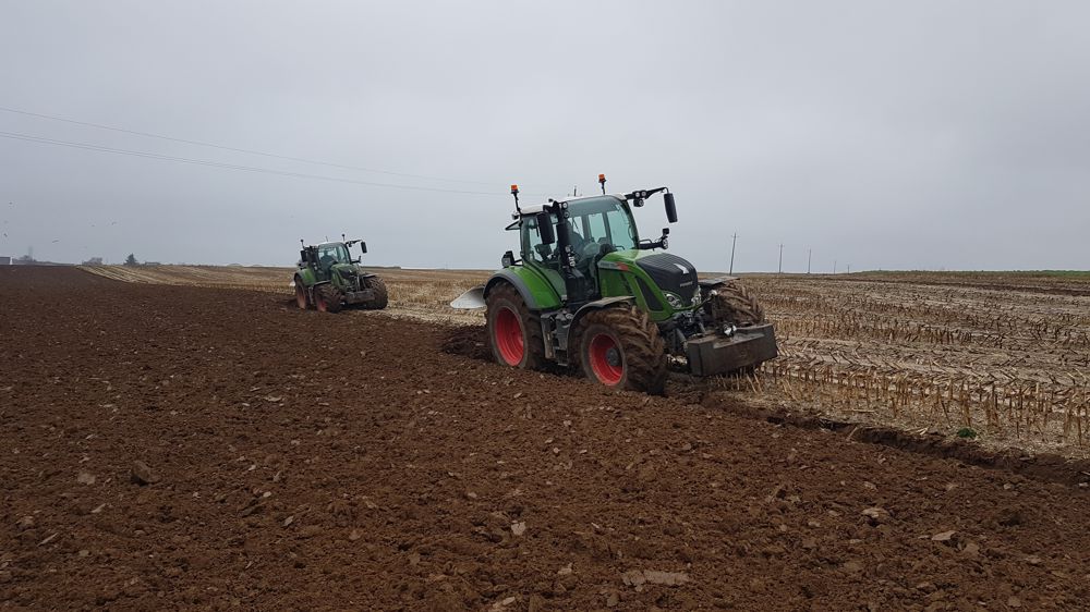 Pour le labour avec des charrues à six corps Kuhn, l’entreprise utilise des tracteurs de 220 ch. Pour le labour avec des charrues à six corps Kuhn, l’entreprise utilise des tracteurs de 220 ch.