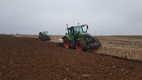 Pour le labour avec des charrues à six corps Kuhn, l’entreprise utilise des tracteurs de 220 ch. Pour le labour avec des charrues à six corps Kuhn, l’entreprise utilise des tracteurs de 220 ch.