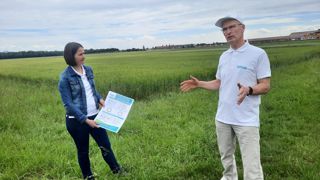 « Pour chaque culture, précise Violaine Deytieux (ici avec Vincent Cellier), nous examinons le rendement et la qualité car il s’agit de continuer à approvisionner les filières en respectant les cahiers des charges. » « Pour chaque culture, précise Violaine Deytieux (ici avec Vincent Cellier), nous examinons le rendement et la qualité car il s’agit de continuer à approvisionner les filières en respectant les cahiers des charges. »