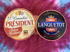 Ces deux étiquettes de camemberts achetés le 9 mars déplaisent aux pouvoirs publics. Celle du Président porte l’estampille Lait 100% normand, celle du Lanquetot le blason normand. Tous deux sont fabriqués par le groupe Lactalis. c.hue Ces deux étiquettes de camemberts achetés le 9 mars déplaisent aux pouvoirs publics. Celle du Président porte l’estampille Lait 100% normand, celle du Lanquetot le blason normand. Tous deux sont fabriqués par le groupe Lactalis. c.hue