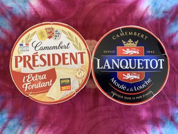 Ces deux étiquettes de camemberts achetés le 9 mars déplaisent aux pouvoirs publics. Celle du Président porte l’estampille Lait 100% normand, celle du Lanquetot le blason normand. Tous deux sont fabriqués par le groupe Lactalis.  c.hue