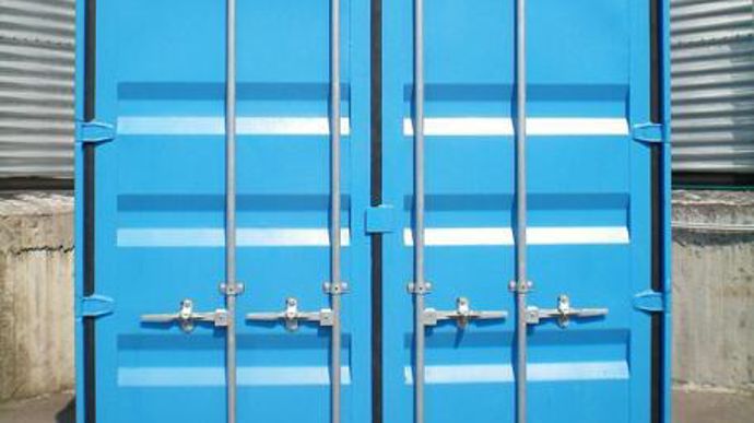 BlueProtect est un container produisant in situ à partir de l’air ambiant une atmosphère modifiée pauvre en oxygène, privant ainsi les nuisibles de leurs moyens de subsistances, grâce au compresseur à air et au générateur d’azote qu’il contient.