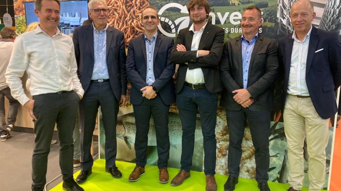 De gauche à droite : Sébastien Crepieux, président d’Invers, Daniel Chéron, conseiller développement filière et ex-DG de Limagrain, Vincent Tardif, directeur stratégique développement nouvelles filières de Limagrain, Rémy Petoton, éleveur à Saint-Clément-de-Régnat (Puy-de-Dôme), Francis Gaud, DG du pôle alimentaire d’Oxyane, et Bertrand Relave, DG d’Eurea. © M. ROQUE MARMEYS