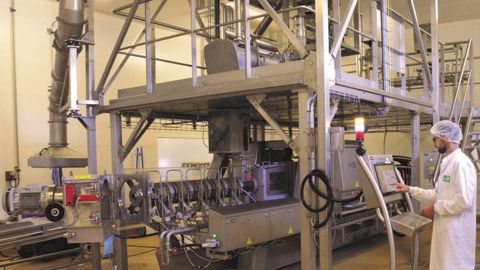 La nouvelle usine de transformation de légumineuses de l’Ufab occupe 2 500 m2. Elle est dimensionnée pour recevoir 3 500 t de légumineuses et produire à terme 700 t de protéines végétales textures. © UFAB