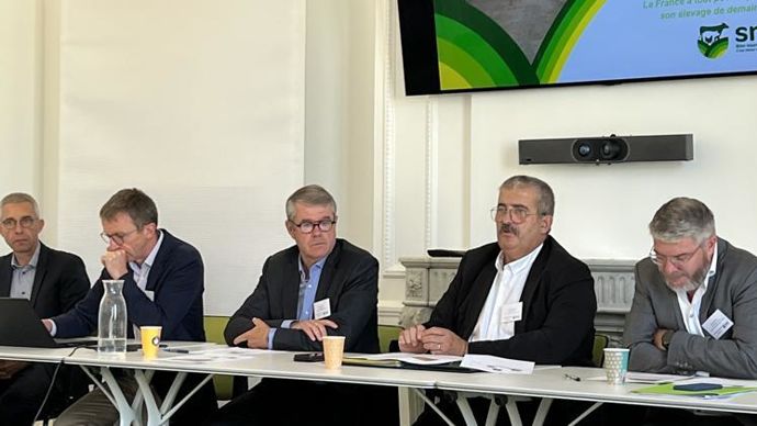 (De g. à dr.) Stéphane Landreau, de LDC, Stéphane Radet, directeur du Snia, Patrick Pageard, de Nutriciab, François Cholat, président du Snia, Ludovic Michel, du groupe Michel, lors de la conférence de presse du Snia, le 31 août. Ils demandent que l’avenir de l’élevage en France soit considéré comme une priorité. © Y. BOLOH