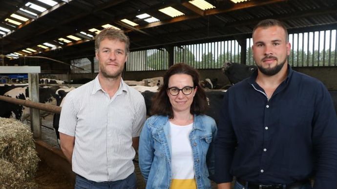 De gauche à droite : Fabien Vanneste, éleveur dans l’Aisne, Mélanie Blondiaux, responsable nutrition animale chez Tereos, et Julien Duponchel, technico-commercial élevage chez Tereos. © B. CAILLIEZ