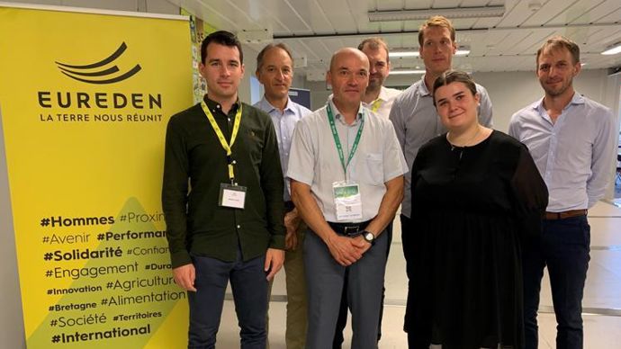 De gauche à droite : Erwan Carel, responsable Côtes-d’Armor du groupement porc Eureden, Laurent Roudaut, DRH Eureden Agriculture, Pierre Antonny, DGA Eureden en charge de l’amont, Yves Nicolas, directeur productions nutrition santé animales, Anne Lévêque, TC production laitière et bovine, Gilles Coatanea, chargé du développement des formations professionnelles du campus Théodore Monod, et Arnaud Guillet, directeur formation continue du campus. © H. LAURANDEL