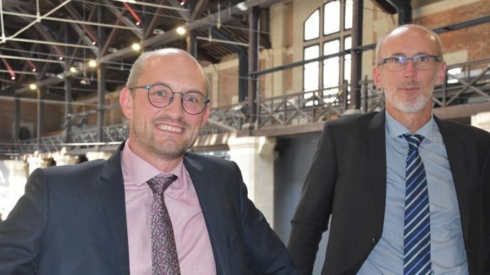 « Nous n’avons pas trop eu de sang sur les murs. Les OS ont bien géré, sans spéculation », s’est félicité Simon Aimar (à dr.), directeur du Naca, au côté d’Antoine Pissier, président de la FNA, le 2 septembre à Blois. Ensemble, ils ont détaillé les outils pour accompagner les négoces face à la volatilité des marchés. © A. RICHARD