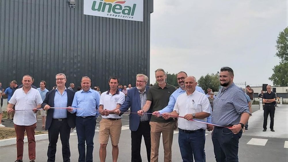 « Les nouvelles installations sont beaucoup plus pratiques pour les agriculteurs et les agents de silos, et nous permettent de renforcer leur sécurité », a confirmé Nicolas Debrabant, vice-président d’Unéal (2e personne à dr.), lors de l’inauguration du silo de Beuvry-la-Forêt, le 25 août. © UNÉAL