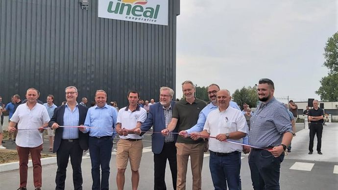 « Les nouvelles installations sont beaucoup plus pratiques pour les agriculteurs et les agents de silos, et nous permettent de renforcer leur sécurité », a confirmé Nicolas Debrabant, vice-président d’Unéal (2e personne à dr.), lors de l’inauguration du silo de Beuvry-la-Forêt, le 25 août. © UNÉAL