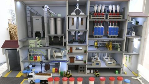 Avec ces deux nouvelles maquettes (ici, celle illustrant un moulin), les visiteurs sauront tout de la transformation du blé en farine ou de l’orge en malt.