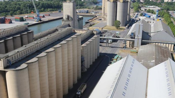 Les bateaux ne peuvent plus être chargés qu’au tiers de leur capacité. Avec des silos « au taquet », des solutions temporaires sont demandées aux OS pour garder une partie de la marchandise chez eux. © D. PERONNE