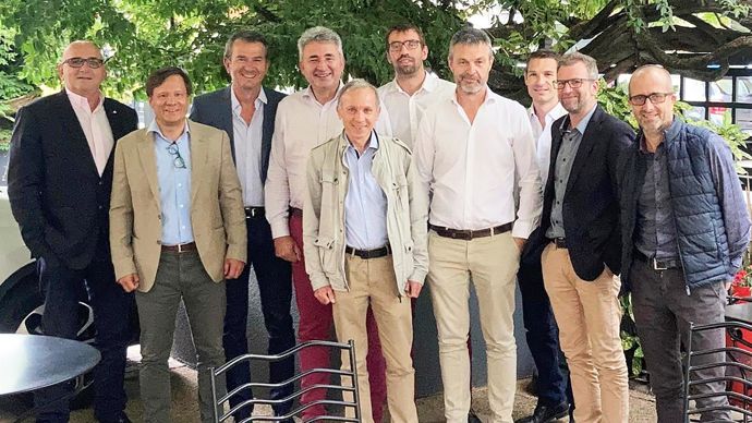 Luc Saint-Bonnet, DG de Cérience (2e à g.), et Thierry Frayssinet, président de Frayssinet (3e à g.), entourés de responsables des deux entreprises, lors de la signature de l’accord le 8 juillet.