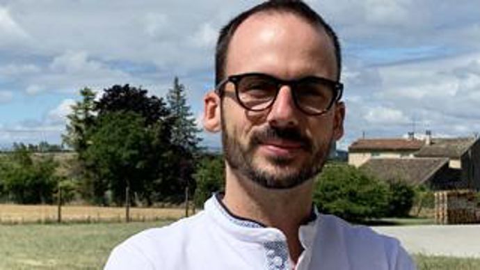 Sébastien Rousselle a assuré la visite du bâtiment d’élevage. Ici, l’une des chambres climatiques accueillant l’un des premiers stades de développement d’ephestia.