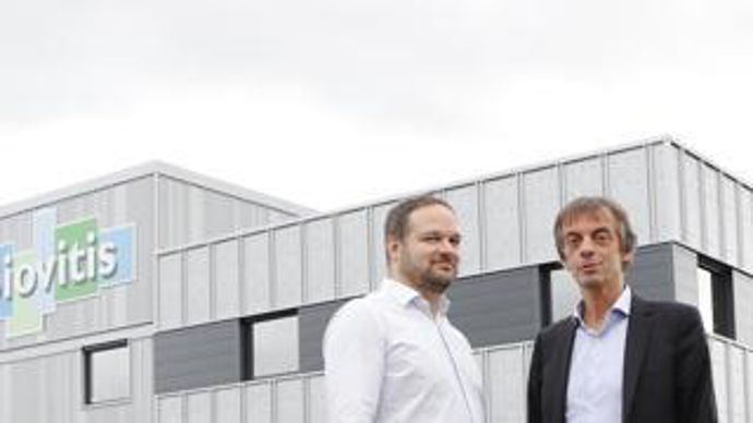 Jean-Philippe Fayol, directeur opérationnel, et Jean-Yves Berthon, président de Biovitis (à dr.), devant le site flambant neuf de Saint-Beauzire.