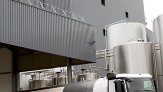 Beurre.Isigny en produit 8 200 tonnes, ce qui laisse du lait écrémé pour 64 000 tonnes de poudre infantile. Elle en fabrique 40 000 tonnes. Camille Michel Beurre.Isigny en produit 8 200 tonnes, ce qui laisse du lait écrémé pour 64 000 tonnes de poudre infantile. Elle en fabrique 40 000 tonnes. Camille Michel