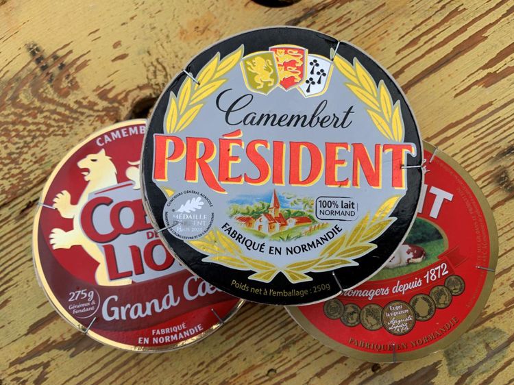 
						Volumes. Avec 60 000 t dont 12 000 t à l’export, le marché du camembert « Fabriqué en Normandie » tend à la baisse. Celui de l’AOP camembert, lui, progresse sur 2019 de 2,6 %, pour 6 000 t.
							© C. Hue