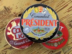 Volumes. Avec 60 000 t dont 12 000 t à l’export, le marché du camembert « Fabriqué en Normandie » tend à la baisse. Celui de l’AOP camembert, lui, progresse sur 2019 de 2,6 %, pour 6 000 t.
© C. Hue
Volumes. Avec 60 000 t dont 12 000 t à l’export, le marché du camembert « Fabriqué en Normandie » tend à la baisse. Celui de l’AOP camembert, lui, progresse sur 2019 de 2,6 %, pour 6 000 t.
© C. Hue