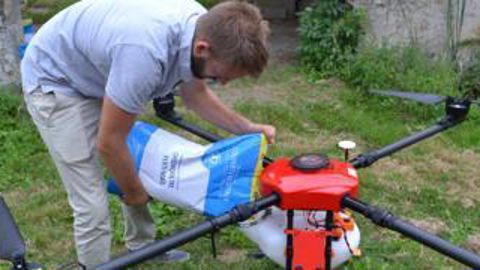 « Recharger le module avec 10 kg de graines ne prend que 1 à 2 min », explique Lucas Tricoulet, en charge des épandages par drone chez Ovalie Innovation.