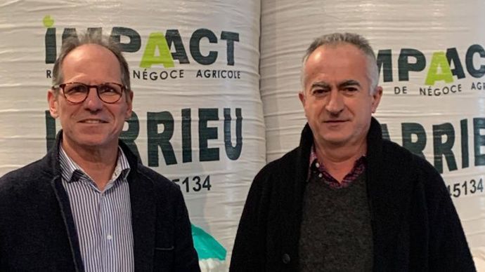 À gauche, Denis Huré, DG de Sodepac qui a repris le négoce Larrieu, dirigé jusque-là par Pierre Larrieu.