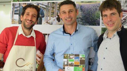 De gauche à droite : Bastien Fitoussi, responsable filières biologiques chez LCA, Sébastien Courtois, référent bio LCA Auvergne-Rhône-Alpes, et Alban Le Mao, responsable filières bio de la Cavac, ont présenté le nouveau recueil. © M. COISNE