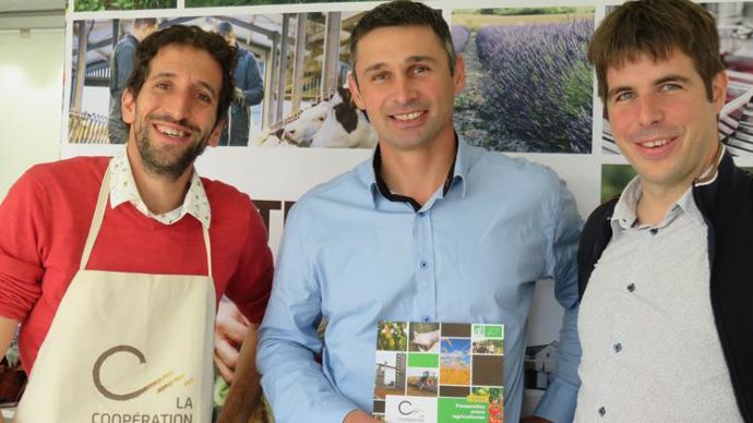 De gauche à droite : Bastien Fitoussi, responsable filières biologiques chez LCA, Sébastien Courtois, référent bio LCA Auvergne-Rhône-Alpes, et Alban Le Mao, responsable filières bio de la Cavac, ont présenté le nouveau recueil. © M. COISNE