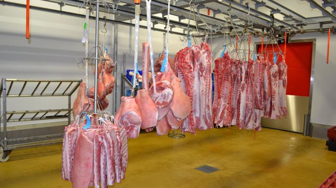 L’Autorité de la concurrence note que Fipso est actif dans l’élevage, la collecte, l’abattage et la découpe de porcs, la distribution de viande et la fabrication de jambon sans mouille, et  n’est pas présent dans le secteur de la charcuterie à base de viande crue. © F. JACQUEMOUD