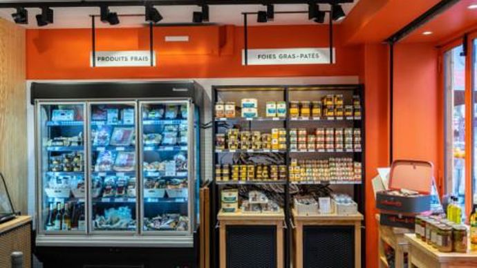 Le nouveau concept sera composé de trois espaces complémentaires : un coin épicerie en libre-service, une rôtisserie de volailles également du Sud-Ouest et un espace restauration de 14 à 20 couverts.