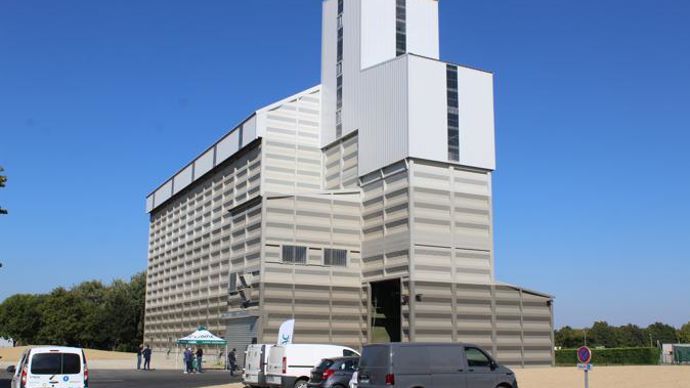 Le nouveau silo de la Cavac à L’Herbergement (Vendée) représente un investissement de 4,5 millions d’euros. © M. COISNE